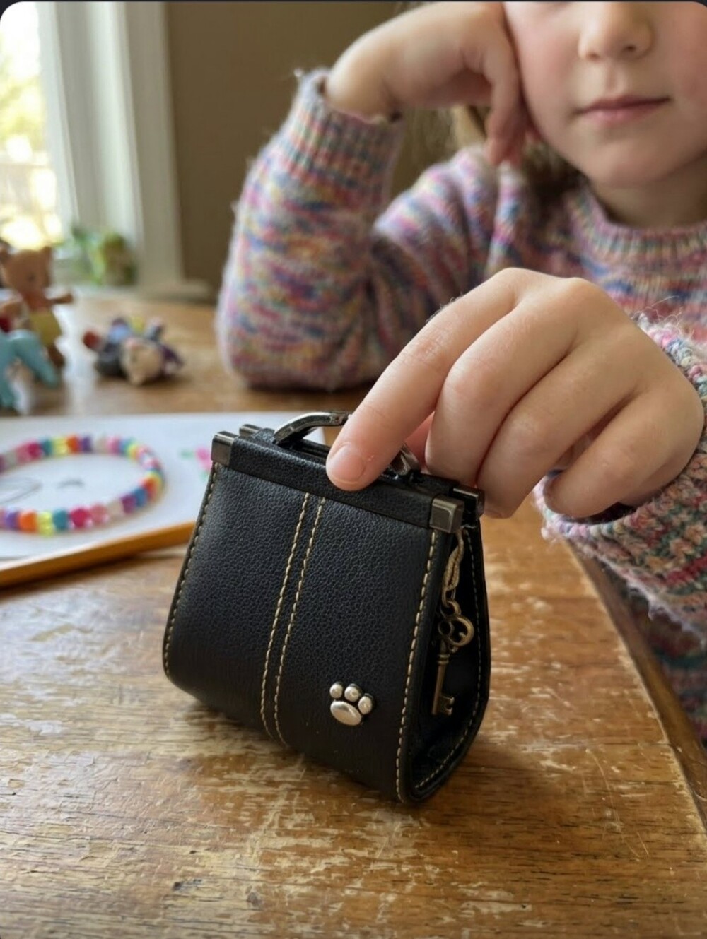 Vintage black textured leather kiss-lock coin purse w/ silver-tone metal paw